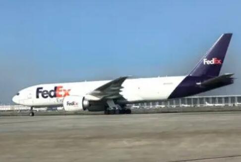 4月27日下午运送旅美大熊猫“丫丫”的货运专机顺利抵达，在上海浦东机场降落